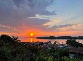 Къща за гости (Залезът), hotel with parking in Tutrakan