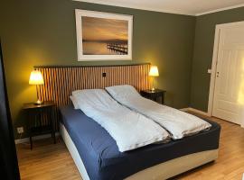 Stue, soverom og bad, hotel med parkering i &Aring;mot