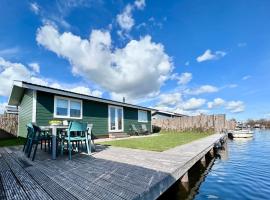 NEW - The Surf Shack - on a lake near Amsterdam!: Vinkeveen şehrinde bir otel