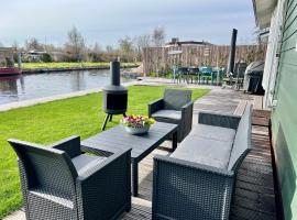 NEW - The Surf Shack - on a lake near Amsterdam!, cheap hotel in Vinkeveen