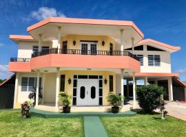 Caribbean Sunshine Villa, hytte i Aguadilla