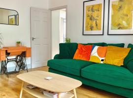 The Nook - A stylish apartment with garden, near the beach, hótel með bílastæði í Berwick-Upon-Tweed