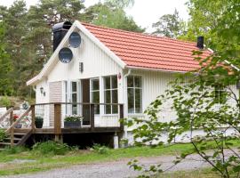 Adorable Haus in einer wunderschönen Natur am Meer, hotell sihtkohas Stenungsund