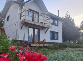 Mountain House Suites de montaña – hotel z parkingiem w mieście Villa Meliquina