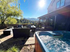 6BD/3.5BA Hilltop Haven with/ HotTub, Billiards, and Views!, cabaña o casa de campo en San Anselmo