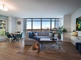 Modern Downtown Condo Free Parking Pool Balcony Walk to Lake、トロントのコンドミニアム