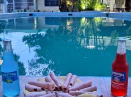 Casa en Villa Marchena azua, hotel amb aparcament a Azua de Compostela