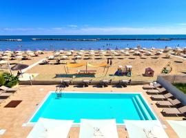 You & Me Beach Hotel, hotell nära Italien i miniatyr, Rimini