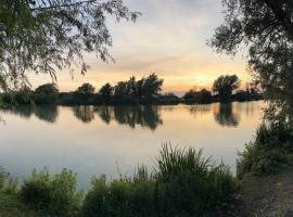 Woodlakes Park By Liv Retreats, viešbutis mieste Kings Linas