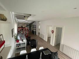 House in Sant Cugat, 25 Mins to Barcelona center, hotel in Sant Cugat del Vallès