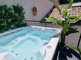 l'evasion ,maison de ville jacuzzi couchages x6, hotell i Le Grau-du-Roi