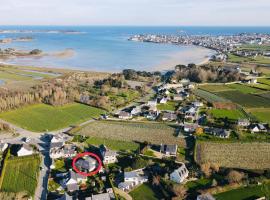 Maison à 2 pas des plages, casa rústica em Roscoff