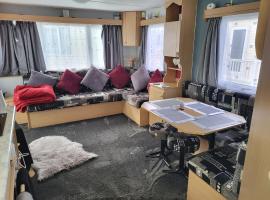 Chapel's cozy caravan, hotel em Chapel Saint Leonards