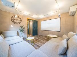 Shinjuku / 5 min walk from station ※ projector, cabana o cottage a Tòquio