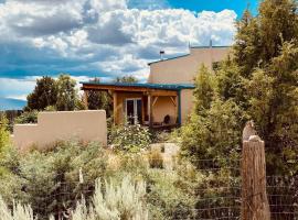 Taos Mountain Views- Cozy Home-Special Rates, cabaña o casa de campo en El Prado