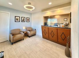 Royal Inn and Suites Charlotte Airport، فندق في تشارلوت