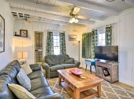 Sand Pebbles: Bright Bungalow - Steps to Beach!, hotel in Kill Devil Hills