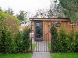 Luxury cabin with hot-tub, בקתה בצ'לטנהאם