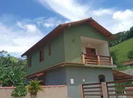 Casa para temporada em Fazenda, natureza exuberante, muito verde.