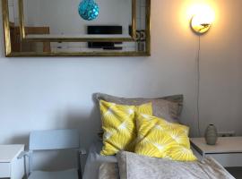 Apartment in Gelb, mit Balkon, Kamin, 50 Schritte zu Radweg, ideal for Long Stay, 4 Singles in Single Rooms, hotell i Mainstockheim