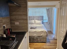 Entire en-suite room in Windsor home with free parking