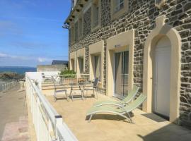 Appart' avec grande terrasse vue mer -50m plage et du sentier de randonnée، فندق مع موقف سيارات في بلانْرونوال