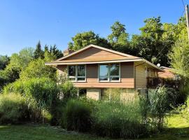 Whole Home MidCentury - Quiet & Close to Downtown, villa en Des Moines