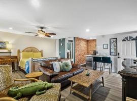 Mile to Beach! Tiki Master Suite，位于奥欣赛德的酒店