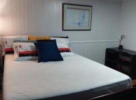 Comfy Rooms & Studio in 3Bed Home, hotel in Timberlea