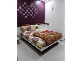 Hotel Silver Palace, Himatnagar, Gujarat, hótel með bílastæði 