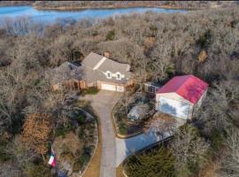 Quiet 1 Acre Lake House Nestled in the Woods 4B/4B, hotel di Little Elm