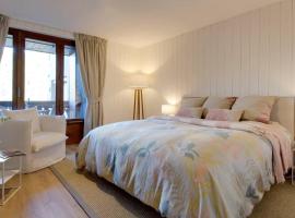 Stylishly renovated, king bed, 120m from telecabin, hotel in Les Houches