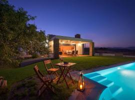 Cristelia seafront & pool villa, hotel in Lachania