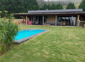 9 Stoney Way House, hotel med pool i Underberg