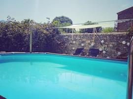 Grande maison coeur de village piscine jacuzzi, khách sạn ở Maureillas