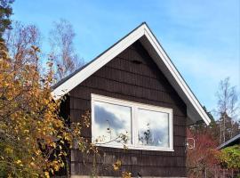 Litet strandnära hus på Adelsö, hotel in Adelsö