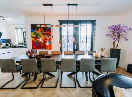 Dutch Design Villa with 6 luxurious bedrooms, hotell i Amsterdam