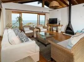 Sandy's Spot: sunny pet-friendly house with a pool