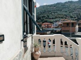 L'attimo - intero appartamento, hotel com estacionamento em San Biagio della Cima