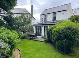 Lovely Charmouth cottage with log fire & garden close to beach، فندق في شارموث