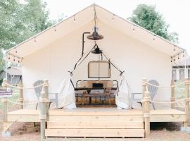 XLg Porch Deluxe glamping tents @ Lake Guntersville State Park, tented camp en Guntersville