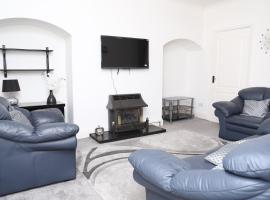 Beautiful and spacious 4- bedroom house in Sunderland, hotel em Pallion