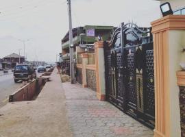 B&Y ROYAL BAR & LOUNGE ADIGBE ROAD MONIJESU NEAR ADIGBE POLICE STATION, hotel v destinaci Abeokuta