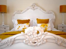 WEE SUZIE STAYS - Stunning George St Apartment