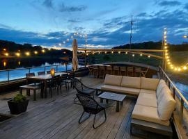 Tabor 67 Luxury Houseboat – hotel w mieście Ittre
