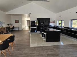 Charming Country House with Garden, Play Area & Pool, hotell i Ban Huai Kaeo