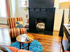 Charming! near CLE Clinic/UH/CWRU/Dwntwn w/porch, hytte i Cleveland