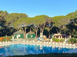 Domaine Valescure Appartement 1 ou 2 pieces vue jardin ou piscine, golfhotell i Saint-Raphaël