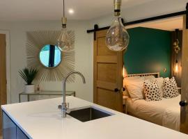 Parkside Lodge - Luxury Coastal Hideaway for Two, chalet de montaña en Brixham