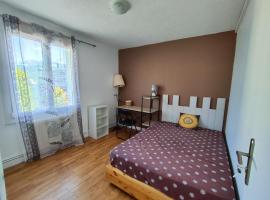 Jolie chambre avec vue dans appartement en colocation, habitació en una casa particular a Grenoble